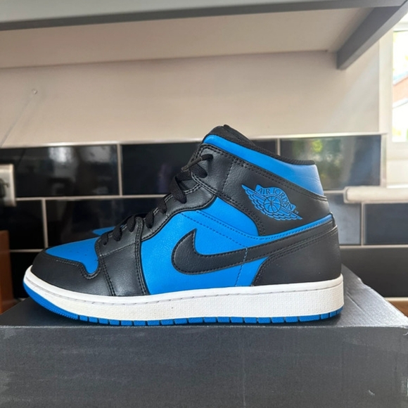Air Jordan 1 medium black Royal blue